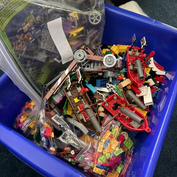 Large Lot Of Legos, 100's of blocks & Pieces - Picture 1 of 2
